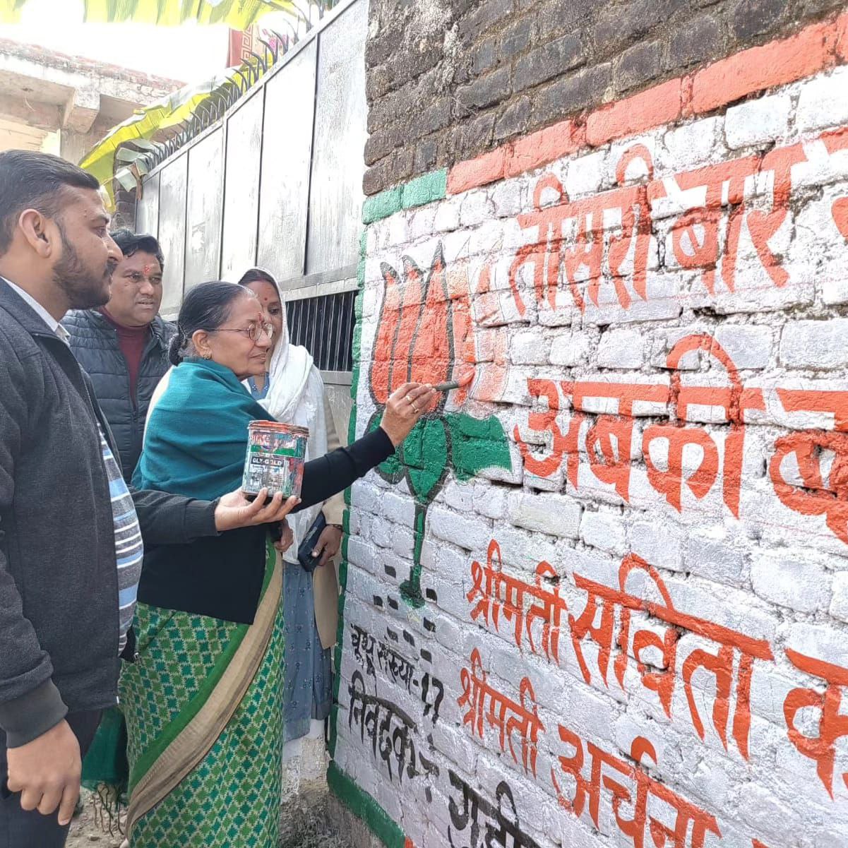 Savita Kapoor discussing development projects